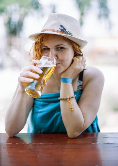 白天喝啤酒的女人